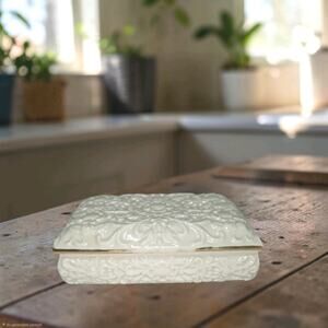 Vintage Noble Excellence Ornate Trimmed Dresser Jewelry Trinket Box Ivory Gold